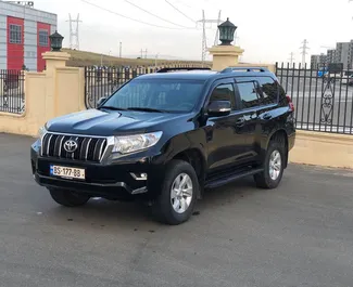 Vooraanzicht van een huurauto Toyota Land Cruiser Prado in Tbilisi, Georgië ✓ Auto #1304. ✓ Transmissie Automatisch TM ✓ 0 beoordelingen.