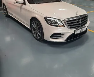 Mercedes-Benz S560 2019 beschikbaar voor verhuur in Dubai, met een kilometerlimiet van 250 km/dag.