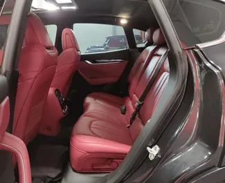Maserati Levante S 2018 beschikbaar voor verhuur in Dubai, met een kilometerlimiet van 250 km/dag.