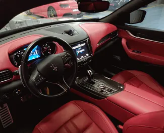 Benzine motor van 3,0L van Maserati Levante S 2018 te huur in Dubai.
