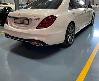 Benzine motor van 4,0L van Mercedes-Benz S560 2019 te huur in Dubai.