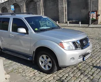Benzine motor van 4,0L van Nissan Pathfinder 2012 te huur in Tbilisi.