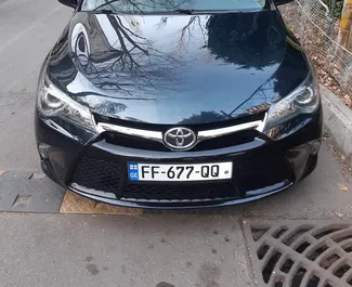 Vooraanzicht van een huurauto Toyota Camry in Tbilisi, Georgië ✓ Auto #1887. ✓ Transmissie Automatisch TM ✓ 0 beoordelingen.