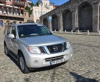 Vooraanzicht van een huurauto Nissan Pathfinder in Tbilisi, Georgië ✓ Auto #1315. ✓ Transmissie Automatisch TM ✓ 0 beoordelingen.