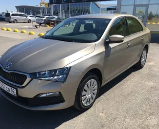 Vooraanzicht van een huurauto Skoda Rapid op de luchthaven van Simferopol, Krim ✓ Auto #1910. ✓ Transmissie Automatisch TM ✓ 0 beoordelingen.