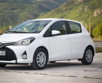 Vooraanzicht van een huurauto Toyota Yaris in Budva, Montenegro ✓ Auto #1908. ✓ Transmissie Automatisch TM ✓ 3 beoordelingen.