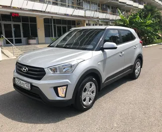 Vooraanzicht van een huurauto Hyundai Creta in Adler, Rusland ✓ Auto #1930. ✓ Transmissie Automatisch TM ✓ 0 beoordelingen.