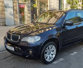 Vooraanzicht van een huurauto BMW X5 in Tbilisi, Georgië ✓ Auto #1307. ✓ Transmissie Automatisch TM ✓ 12 beoordelingen.