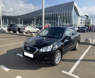 Vooraanzicht van een huurauto Datsun On-do op de luchthaven van Simferopol, Krim ✓ Auto #1824. ✓ Transmissie Automatisch TM ✓ 0 beoordelingen.