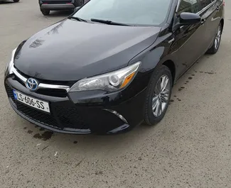 Vooraanzicht van een huurauto Toyota Camry in Tbilisi, Georgië ✓ Auto #1989. ✓ Transmissie Automatisch TM ✓ 0 beoordelingen.