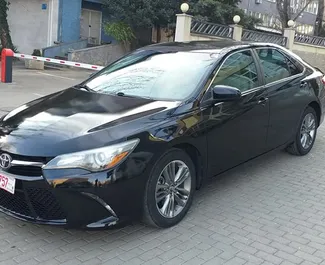 Vooraanzicht van een huurauto Toyota Camry in Tbilisi, Georgië ✓ Auto #1305. ✓ Transmissie Automatisch TM ✓ 2 beoordelingen.