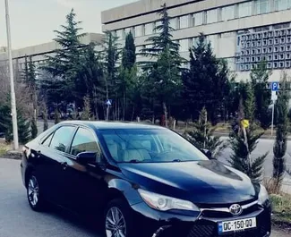 Benzine motor van 2,5L van Toyota Camry 2015 te huur in Tbilisi.