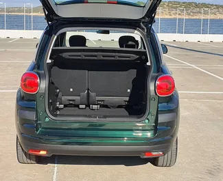 Fiat 500l 2021 beschikbaar voor verhuur op Kreta, met een kilometerlimiet van onbeperkt.