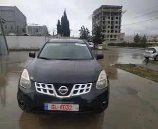 Vooraanzicht van een huurauto Nissan Rogue in Tbilisi, Georgië ✓ Auto #2032. ✓ Transmissie Automatisch TM ✓ 0 beoordelingen.