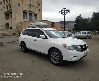 Vooraanzicht van een huurauto Nissan Pathfinder in Tbilisi, Georgië ✓ Auto #2029. ✓ Transmissie Automatisch TM ✓ 0 beoordelingen.