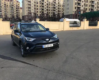 Vooraanzicht van een huurauto Toyota Rav4 in Tbilisi, Georgië ✓ Auto #1995. ✓ Transmissie Automatisch TM ✓ 1 beoordelingen.