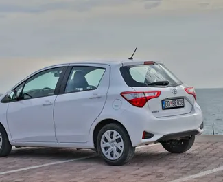 Toyota Yaris 2019 beschikbaar voor verhuur in Budva, met een kilometerlimiet van 200 km/dag.