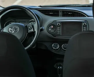 Interieur van Toyota Yaris te huur in Montenegro. Een geweldige auto met 5 zitplaatsen en een Automatisch transmissie.