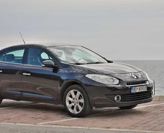 Vooraanzicht van een huurauto Renault Fluence in Budva, Montenegro ✓ Auto #490. ✓ Transmissie Automatisch TM ✓ 11 beoordelingen.