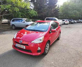 Vooraanzicht van een huurauto Toyota Prius C in Tbilisi, Georgië ✓ Auto #2015. ✓ Transmissie Automatisch TM ✓ 1 beoordelingen.