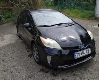 Vooraanzicht van een huurauto Toyota Prius in Tbilisi, Georgië ✓ Auto #2018. ✓ Transmissie Automatisch TM ✓ 2 beoordelingen.