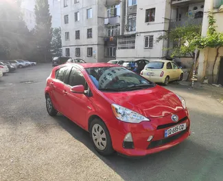 Vooraanzicht van een huurauto Toyota Prius C in Tbilisi, Georgië ✓ Auto #2015. ✓ Transmissie Automatisch TM ✓ 0 beoordelingen.