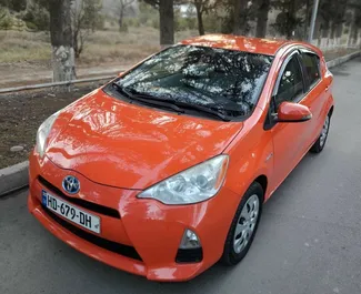 Vooraanzicht van een huurauto Toyota Prius C in Tbilisi, Georgië ✓ Auto #2017. ✓ Transmissie Automatisch TM ✓ 7 beoordelingen.