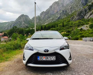 Vooraanzicht van een huurauto Toyota Yaris in Budva, Montenegro ✓ Auto #2034. ✓ Transmissie Automatisch TM ✓ 3 beoordelingen.