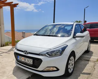 Vooraanzicht van een huurauto Hyundai i20 in Budva, Montenegro ✓ Auto #2038. ✓ Transmissie Automatisch TM ✓ 3 beoordelingen.