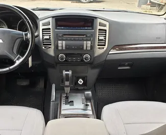 Benzine motor van 3,5L van Mitsubishi Pajero 2016 te huur in Tbilisi.