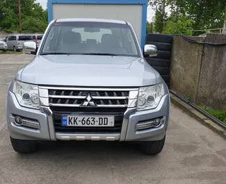 Vooraanzicht van een huurauto Mitsubishi Pajero in Tbilisi, Georgië ✓ Auto #2002. ✓ Transmissie Automatisch TM ✓ 0 beoordelingen.