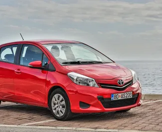 Vooraanzicht van een huurauto Toyota Yaris in Budva, Montenegro ✓ Auto #1140. ✓ Transmissie Automatisch TM ✓ 15 beoordelingen.