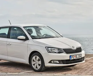 Vooraanzicht van een huurauto Skoda Fabia in Budva, Montenegro ✓ Auto #2006. ✓ Transmissie Automatisch TM ✓ 16 beoordelingen.