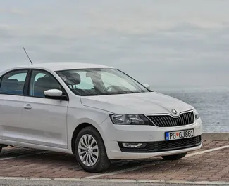 Vooraanzicht van een huurauto Skoda Rapid in Budva, Montenegro ✓ Auto #1267. ✓ Transmissie Automatisch TM ✓ 5 beoordelingen.