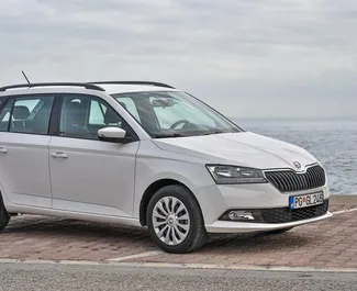 Vooraanzicht van een huurauto Skoda Fabia Combi in Budva, Montenegro ✓ Auto #2010. ✓ Transmissie Automatisch TM ✓ 11 beoordelingen.