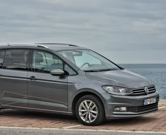 Vooraanzicht van een huurauto Volkswagen Touran in Budva, Montenegro ✓ Auto #2004. ✓ Transmissie Automatisch TM ✓ 12 beoordelingen.