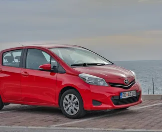 Vooraanzicht van een huurauto Toyota Yaris in Budva, Montenegro ✓ Auto #1037. ✓ Transmissie Automatisch TM ✓ 19 beoordelingen.