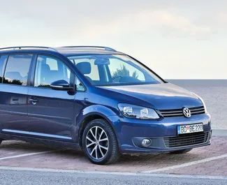 Vooraanzicht van een huurauto Volkswagen Touran in Budva, Montenegro ✓ Auto #1035. ✓ Transmissie Automatisch TM ✓ 8 beoordelingen.