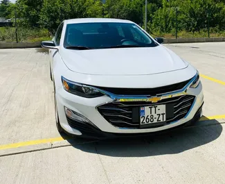 Vooraanzicht van een huurauto Chevrolet Malibu in Tbilisi, Georgië ✓ Auto #2054. ✓ Transmissie Automatisch TM ✓ 0 beoordelingen.