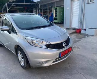 Vooraanzicht van een huurauto Nissan Note in Limassol, Cyprus ✓ Auto #2080. ✓ Transmissie Automatisch TM ✓ 5 beoordelingen.
