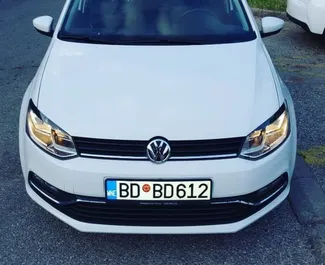 Vooraanzicht van een huurauto Volkswagen Polo in Budva, Montenegro ✓ Auto #1058. ✓ Transmissie Automatisch TM ✓ 3 beoordelingen.