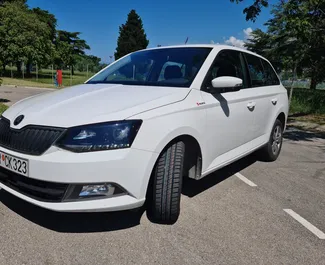 Vooraanzicht van een huurauto Skoda Fabia Combi in Bar, Montenegro ✓ Auto #2044. ✓ Transmissie Automatisch TM ✓ 28 beoordelingen.