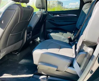 Interieur van Buick Enclave te huur in Georgië. Een geweldige auto met 7 zitplaatsen en een Automatisch transmissie.