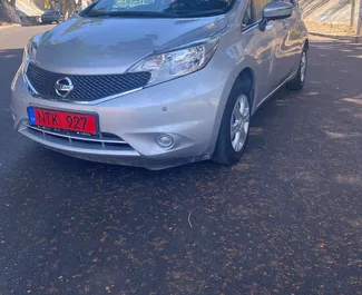 Vooraanzicht van een huurauto Nissan Note in Limassol, Cyprus ✓ Auto #2074. ✓ Transmissie Automatisch TM ✓ 7 beoordelingen.