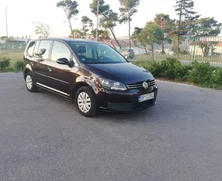 Vooraanzicht van een huurauto Volkswagen Touran in Bar, Montenegro ✓ Auto #2045. ✓ Transmissie Automatisch TM ✓ 19 beoordelingen.