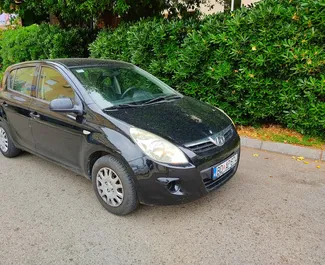 Vooraanzicht van een huurauto Hyundai i20 in Budva, Montenegro ✓ Auto #2040. ✓ Transmissie Automatisch TM ✓ 1 beoordelingen.