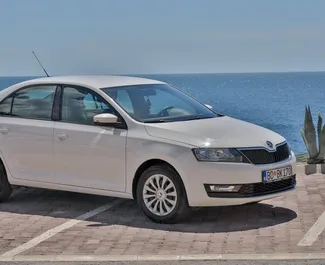 Vooraanzicht van een huurauto Skoda Rapid in Budva, Montenegro ✓ Auto #2043. ✓ Transmissie Automatisch TM ✓ 2 beoordelingen.