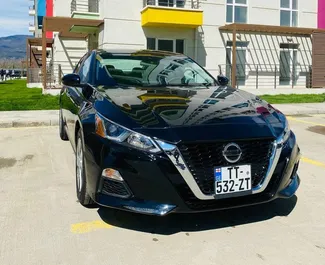 Vooraanzicht van een huurauto Nissan Altima in Tbilisi, Georgië ✓ Auto #2056. ✓ Transmissie Automatisch TM ✓ 1 beoordelingen.