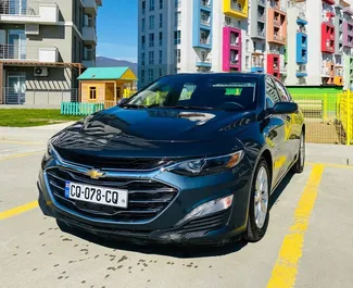 Vooraanzicht van een huurauto Chevrolet Malibu in Tbilisi, Georgië ✓ Auto #2053. ✓ Transmissie Automatisch TM ✓ 0 beoordelingen.