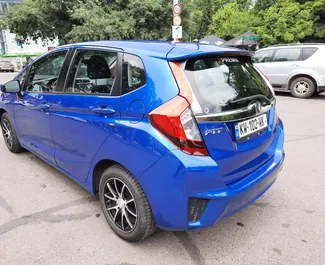 Vooraanzicht van een huurauto Honda Fit in Tbilisi, Georgië ✓ Auto #368. ✓ Transmissie Automatisch TM ✓ 1 beoordelingen.